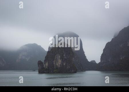 La baie d'Halong en nuages mystiques. Atmosphère mystique dans la célèbre baie d'Halong. Banque D'Images