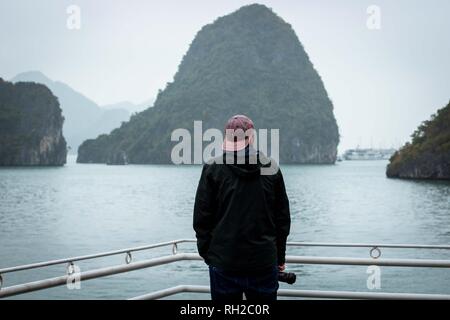 La baie d'Halong en nuages mystiques. Atmosphère mystique dans la célèbre baie d'Halong. Banque D'Images