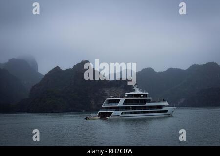 La baie d'Halong en nuages mystiques. Atmosphère mystique dans la célèbre baie d'Halong. Banque D'Images