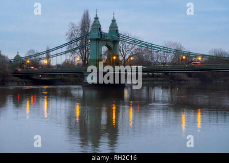 Hammersmith Bridge by night - Londres, Angleterre Banque D'Images