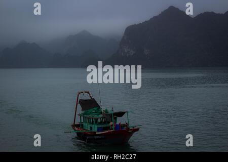 La baie d'Halong en nuages mystiques. Atmosphère mystique dans la célèbre baie d'Halong. Banque D'Images