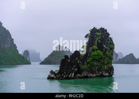 La baie d'Halong en nuages mystiques. Atmosphère mystique dans la célèbre baie d'Halong. Banque D'Images