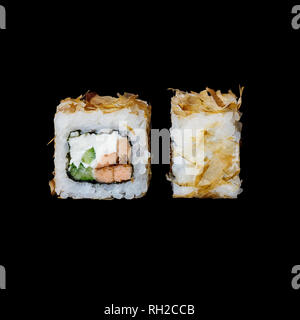 Des sushis. Bonito avec rouleau de saumon au four dans la sauce teriyaki, concombre, fromage à la crème et le thon chips, isolé dans l'arrière-plan noir Banque D'Images
