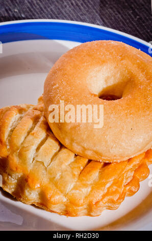 Bagel et de beignets à la vapeur et farcis à la couleur d'or prêt pour votre petit déjeuner ou votre propre snack Banque D'Images