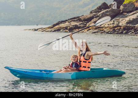 La mère et le fils de l'océan tropical au kayak. Banque D'Images