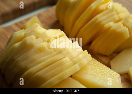 Tas de pommes de terre en tranches fines close up Banque D'Images