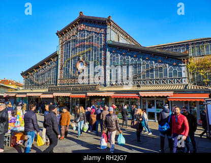 Les citoyens en face de l'hôtel Antica Tettoia dell'Orologio, bâtiment de la nourriture fraîche partie de Porta Palazzo marché. Turin, Piémont, Italie. Banque D'Images