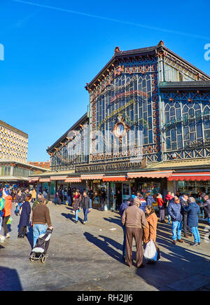 Les citoyens en face de l'hôtel Antica Tettoia dell'Orologio, bâtiment de la nourriture fraîche partie de Porta Palazzo marché. Turin, Piémont, Italie. Banque D'Images