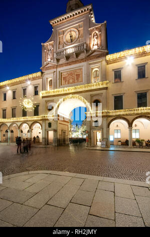 L'Italie, Lombardie, Crema, place du Duomo, le Torazzo, Tour de l'horloge, les lumières de Noël Banque D'Images