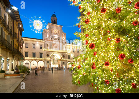 L'Italie, Lombardie, Crema, place du Duomo, le Torazzo, Tour de l'horloge, l'arbre de Noël Banque D'Images