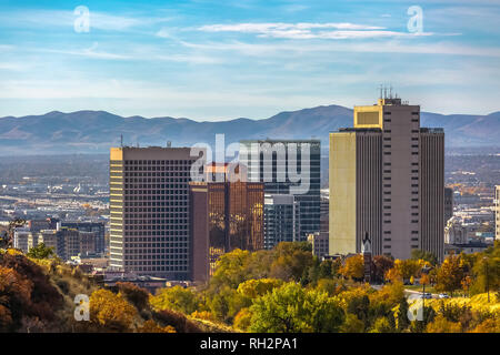 Salt Lake City downtown contre Mountain et le ciel Banque D'Images