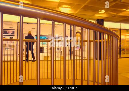 Vue brouillée de couloir à shopping malll et vue de pharmacie. Effet de couleur chaude ajoutée Banque D'Images