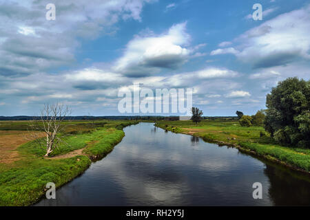 Rivière Notec et paysage rural en été en Pologne Banque D'Images