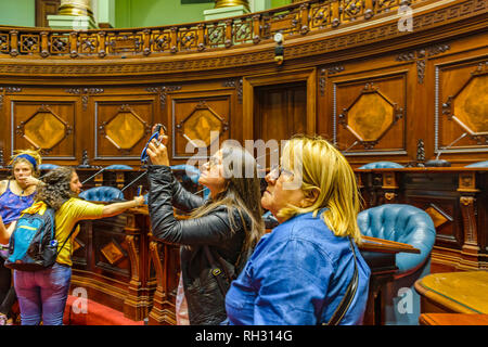 MONTEVIDEO, URUGUAY, octobre - 2018 - Les visiteurs chambre des sénateurs pendant la journée du patrimoine au palais législatif de l'événement de l'uruguay. Banque D'Images