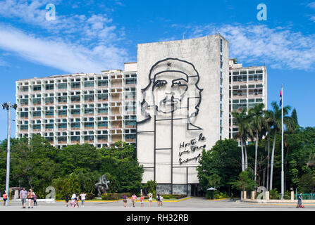 La Havane / Cuba - 27 novembre 2017 : La Plaza de la révolution, l'icône mégalomane communiste typique. Bâtiment avec le visage de Che Guevara, leader du Banque D'Images