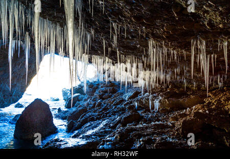 Panorama de la grotte avec des stalactites de glace. Banque D'Images