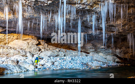 Panorama de la grotte avec des stalactites de glace. Banque D'Images