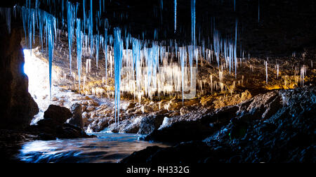 Panorama de la grotte avec des stalactites de glace. Banque D'Images