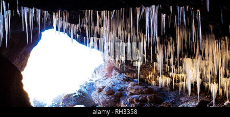 Panorama de la grotte avec des stalactites de glace. Banque D'Images