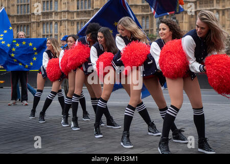 Red Zone.bet cheerleaders jouer devant des manifestants anti-Brexit devant les Maisons du Parlement, Londres, avant le Superbowl entre les Los Angeles Rams et les New England Patriots le dimanche. Banque D'Images