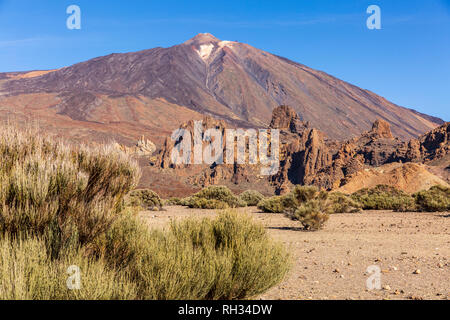 À l'échelle du Llano de Ucanca aux Roques de Garcia et le sommet de Teide Las dans le parc national du Teide, Tenerife, Canary Island Banque D'Images