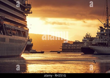 Ferry à Port au coucher du soleil Banque D'Images