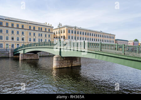 English Bridge - un pont piétonnier situé sur trois piliers en béton armé avec couvercle de granit - dans toute la Rivière Fontanka Pokrovsky et une connexion Banque D'Images