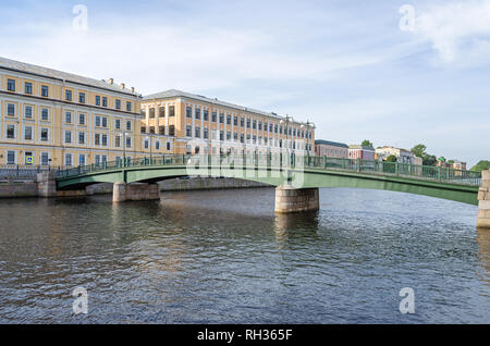 English Bridge - un pont piétonnier situé sur trois piliers en béton armé avec couvercle de granit - dans toute la Rivière Fontanka Pokrovsky et une connexion Banque D'Images