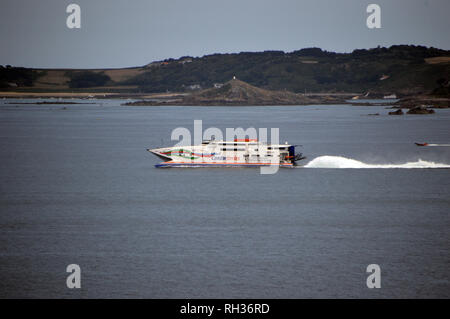 Le catamaran à grande vitesse Condor Ferry 'Rapide' voiles vers St Peter Port port depuis le sentier du Littoral à Guernsey, Channel Islands.UK. Banque D'Images