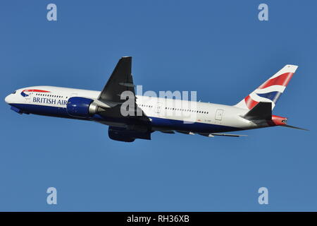 BRITISH AIRWAYS Boeing 777-200ER G-VIIP ESCALADE DE GATWICK À DESTINATION DE CANCUN. Banque D'Images