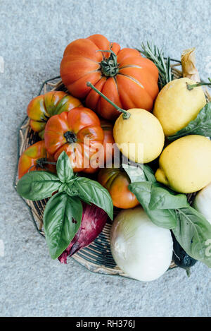 Légumes et herbes dans panier Banque D'Images