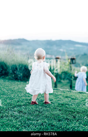 Girl walking on lawn Banque D'Images