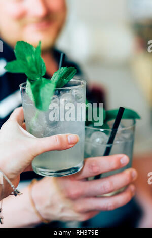 Pain grillé avec des cocktails Banque D'Images