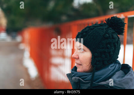 Belle hot woman portrait de rue en hiver, vue de profil d'employés occasionnels femelle avec bouchon sur froide journée d'hiver Banque D'Images