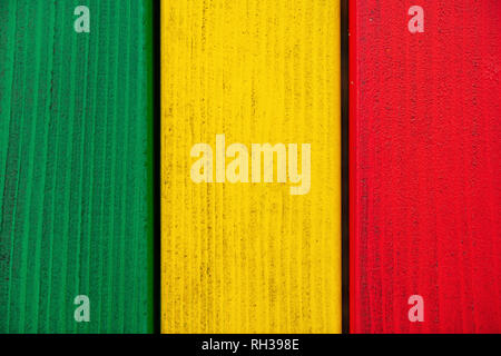 Multi colored planches en bois peint avec des couleurs vives Banque D'Images