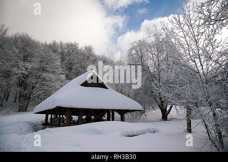 Ustrzyki Gorne, Pologne - 24 Février 2018 : une cabane par la route. Sentier de montagne de Tarnica en hiver. Le Parc National de Bieszczady en hiver. Dans l'hiver Banque D'Images