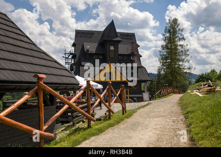 Refuge de montagne, les trois couronnes sur l'Donay, Rivière. Montagne les trois couronnes (Trzy Korony) est d'origine polonaise des Pieniny. Dans le Parc National de Pieniny. Banque D'Images