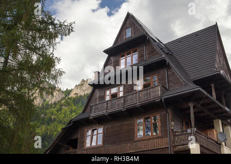 Refuge de montagne, les trois couronnes sur l'Donay, Rivière. Montagne les trois couronnes (Trzy Korony) est d'origine polonaise des Pieniny. Dans le Parc National de Pieniny. Banque D'Images