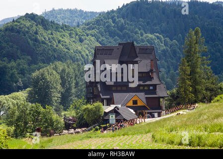 Refuge de montagne, les trois couronnes sur l'Donay, Rivière. Montagne les trois couronnes (Trzy Korony) est d'origine polonaise des Pieniny. Dans le Parc National de Pieniny. Banque D'Images