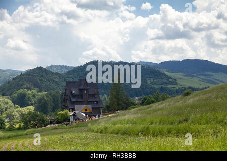 Refuge de montagne, les trois couronnes sur l'Donay, Rivière. Montagne les trois couronnes (Trzy Korony) est d'origine polonaise des Pieniny. Dans le Parc National de Pieniny. Banque D'Images