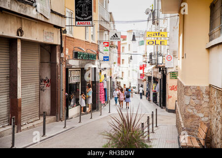 Boutiques et cafés à proximité les étroites rues de Lloret de Mar. Le centre-ville de Lloret, l'Espagne. Les touristes dans les rues de la ville. Banque D'Images