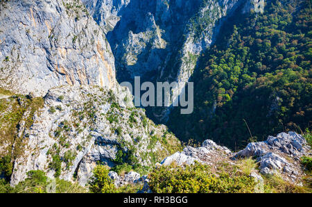 Le Parc National de Picos de Europa. Vue spectaculaire sur la route de montagne entre les villes de la Hermida (Urdón) et Tresviso (Cantabrie - Espagne), Banque D'Images