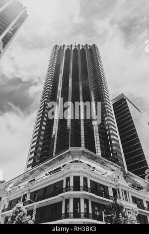 Le noir et blanc du vieux bâtiment en brique de style victorien en face de tour moderne et gratte-ciel de l'ouest de l'Australie Perth Banque D'Images
