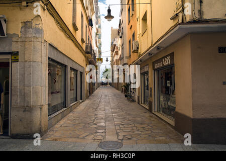 Boutiques et cafés à proximité les étroites rues de Lloret de Mar. Le centre-ville de Lloret, l'Espagne. Les touristes dans les rues de la ville. Banque D'Images