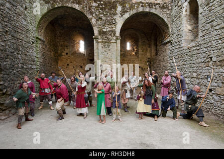 Le Saxon Viking et re-enactment group WUFFA à la garder au Château du Croissant « soldiers à travers les âges" à Norfolk, en Angleterre. Banque D'Images