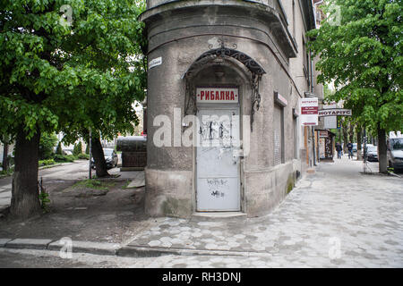 IWANO- FRANKIWSK, UKRAINE - Mai 1, 2017 ; maison étroite sur l'une des rues de la ville. Banque D'Images