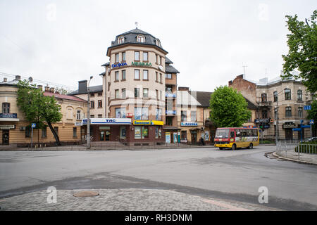 IWANO- FRANKIWSK, UKRAINE - Mai 1, 2017 maisons et boutiques ; à la croisée des chemins. Banque D'Images