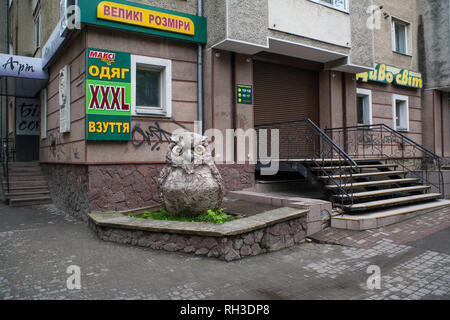 IWANO- FRANKIWSK, UKRAINE - Mai 1, 2017 ; découlant de la pierre sous l'immeuble. Banque D'Images