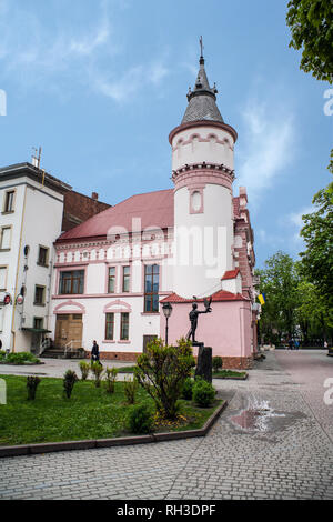 IWANO- FRANKIWSK, UKRAINE - Mai 1, 2017 ; Church dans le milieu de la ville. Banque D'Images
