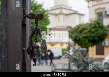 IWANO- FRANKIWSK, UKRAINE - Mai 1, 2017 ; découper le fer Bell. La forge. Banque D'Images